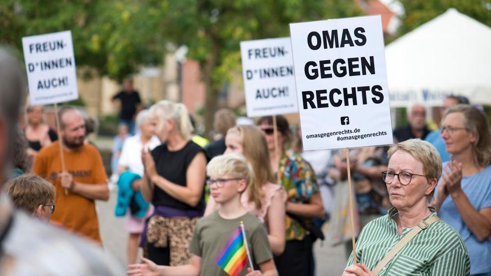 Bündnis Zusammenhalt versammelt 300 Menschen auf dem Marktplatz Badbergen: Warum eine Schülerin des Artland Gymnasiums mit ihrer Botschaft bewegte.