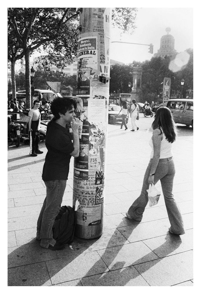 Barcelona, Spain, 2001. Watching and walking. Kodak Tri-X, 24mm, Nikon FM2. Photograph © Rob Watkins. Find more Rob Watkins Photography at https://www.alamy.com/portfolio/photorobw