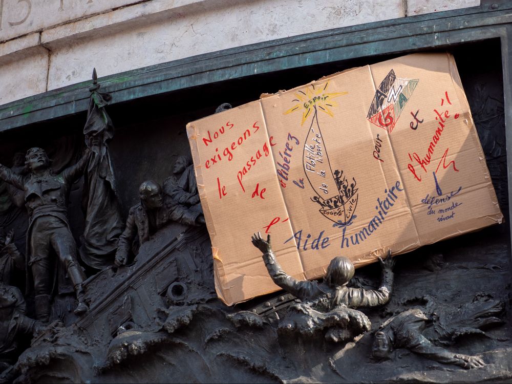 Pancarte "nous exigeons le passage, libérez la flottille de la liberté, pour Gaza et l'humanité".