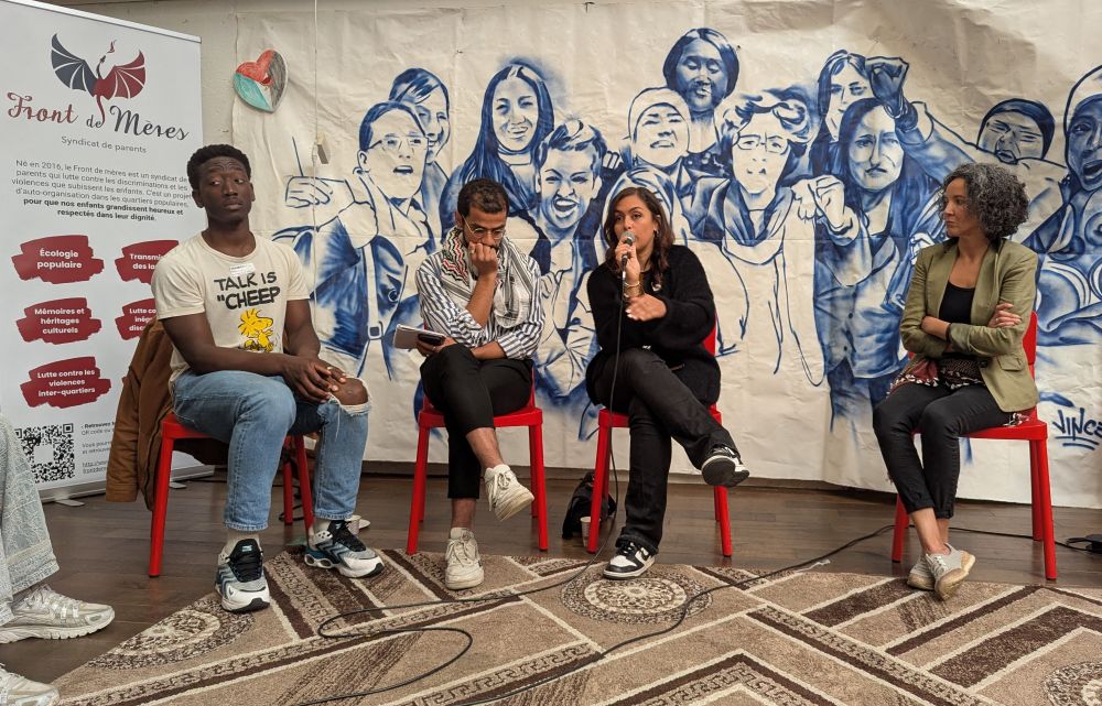 Participant·es de la table ronde "Les services publics. Quels risques pour nos enfants dans l'accès à leurs droits et le respect de leurs besoins fondamentaux. 
Avec Falel de l'assemblée des soins antiracistes, Wiam Berhouma de Sud Educ 93, Mouhamadou le prof et Sonia Barnat.