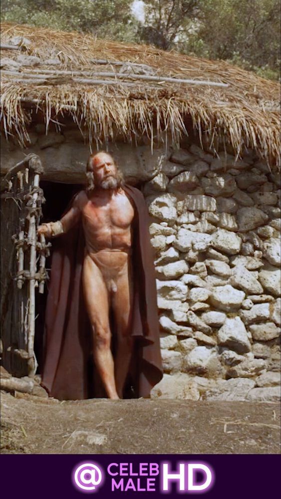 Cena do filme "O retorno" que mostra Ralph Fiennes como Ulisses, saindo nu de um casebre.