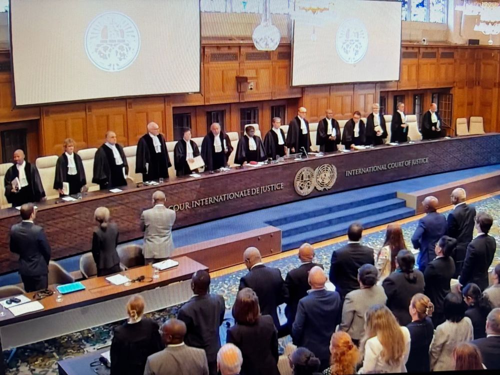 Richter am Internationalen Gerichtshof, im Vordergrund Zuschauer