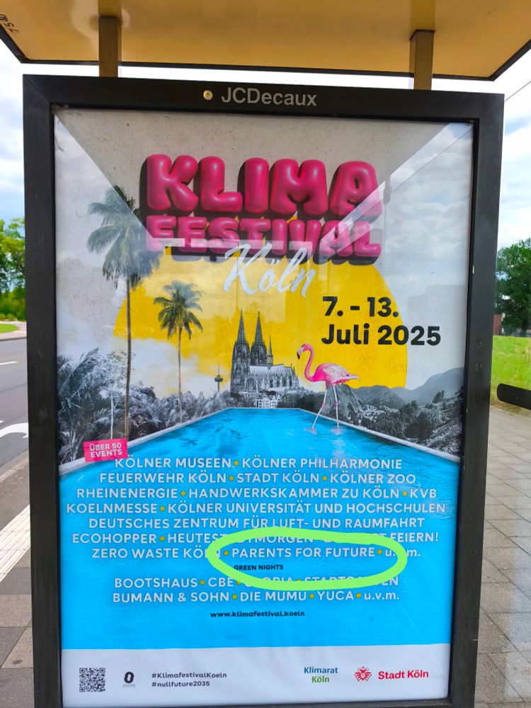 Plakat Klima Festival Köln an einer Bushaltestelle, hervorgehoben "Parents For Future" mit grünem Kringel um die Schrift 