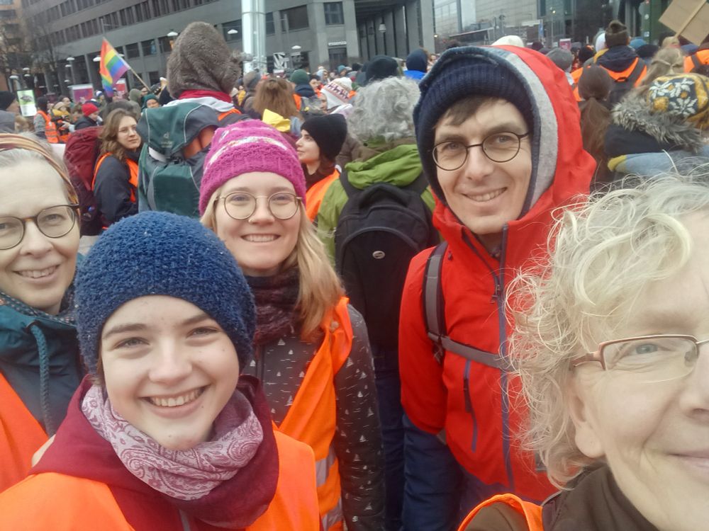 Menschen der Letzten Generation auf dem Weg zur Demo gegen rechts