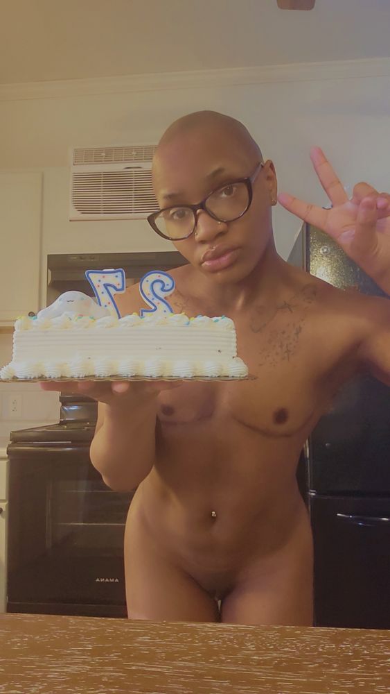 Its me! Again with my 27th birthday cake but naked this time