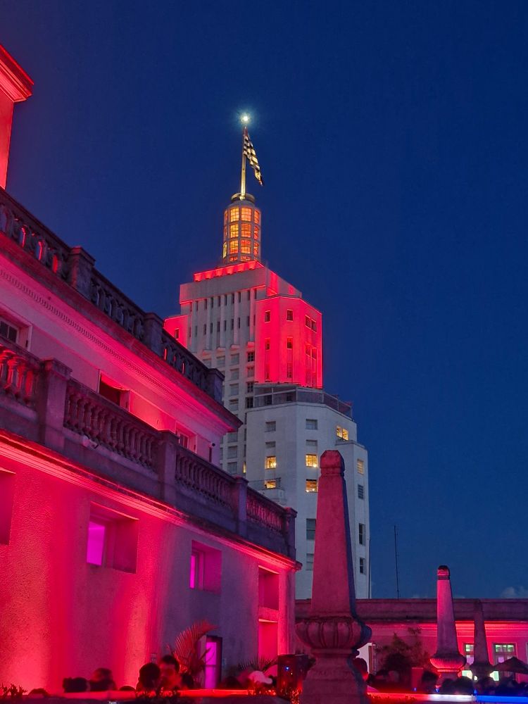 Banespa building in red