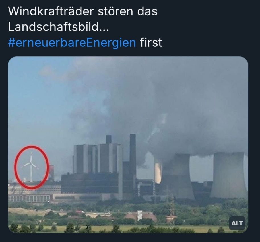 Foto eines riesigen Kohlekraftwerks, massiv Dreck produzierend. Ganz links am Rand kaum zu sehen ein Windkraftrad. Überschrift: Windräder stören das Landschaftsbild.
