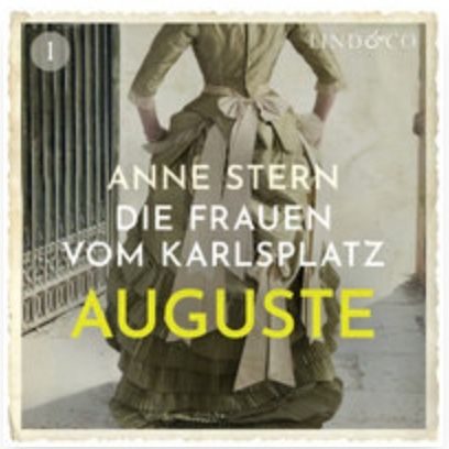 Titel des Hörbuches 'Die Frauen vom Karlsplatz Auguste' von Anne Stern, das die Rückansicht einer Frau in einem historischen, olivgrünen Kleid mit Schleife am Rücken in Hintergrund und den Namen der Autorin und den Titel der Serie in weißen Großbuchstaben und den Namen der Protagonistin dieses Buches, Auguste, in gelben Großbuchstaben zeigt.