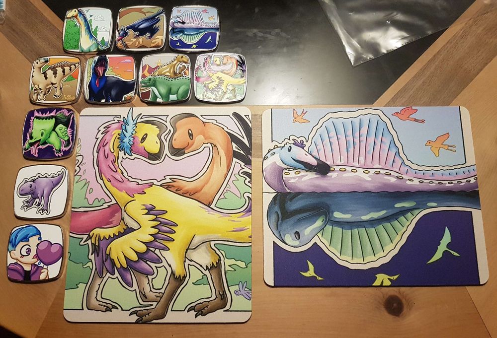 Magnete und Mousepads mit verschiedenen Dino-Motiven