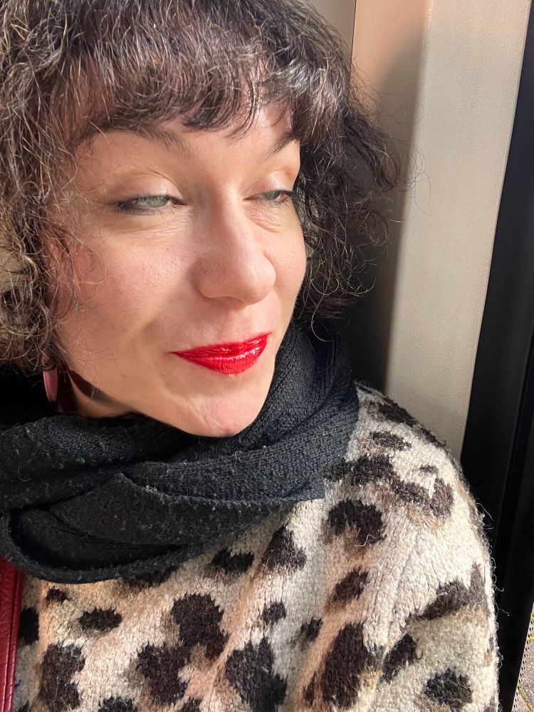 Ein extrem unvorteilhaftes Foto von mir! Meine Augen sind halb zu, der Mund sehr rot, die Haare schwarzgrau.