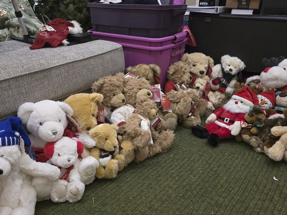 Left to right (excluding polar bear): white bear in red jacket with mini bear wearing earmuffs, light brown bear with mini bear, two medium brown bears in white sweater with mini bear wearing scarf, almost invisible brown bear, brown bear with red sweater and striped red white and green scarf with mini bear, light brown bear with red sweater and mini bear, small white bear with green scarf