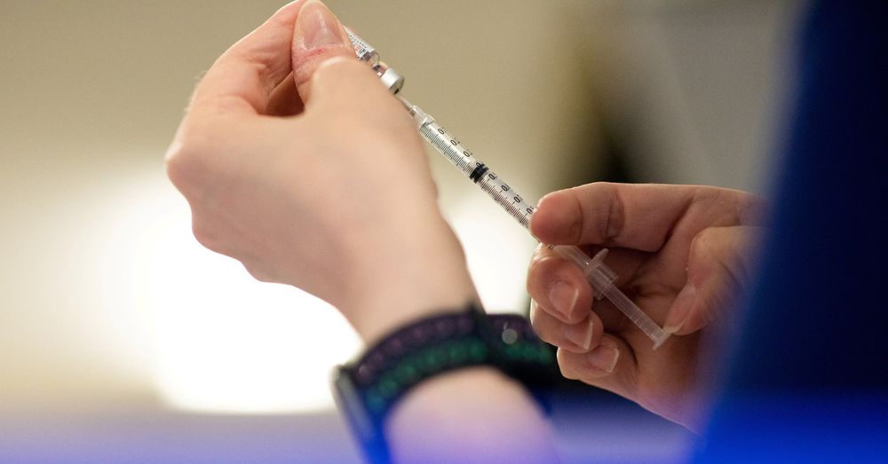 The American Academy of Pediatrics on Tuesday recommended that all young children get vaccinated against COVID-19, differing from federal policy that no longer recommends routine vaccination for healthy children.