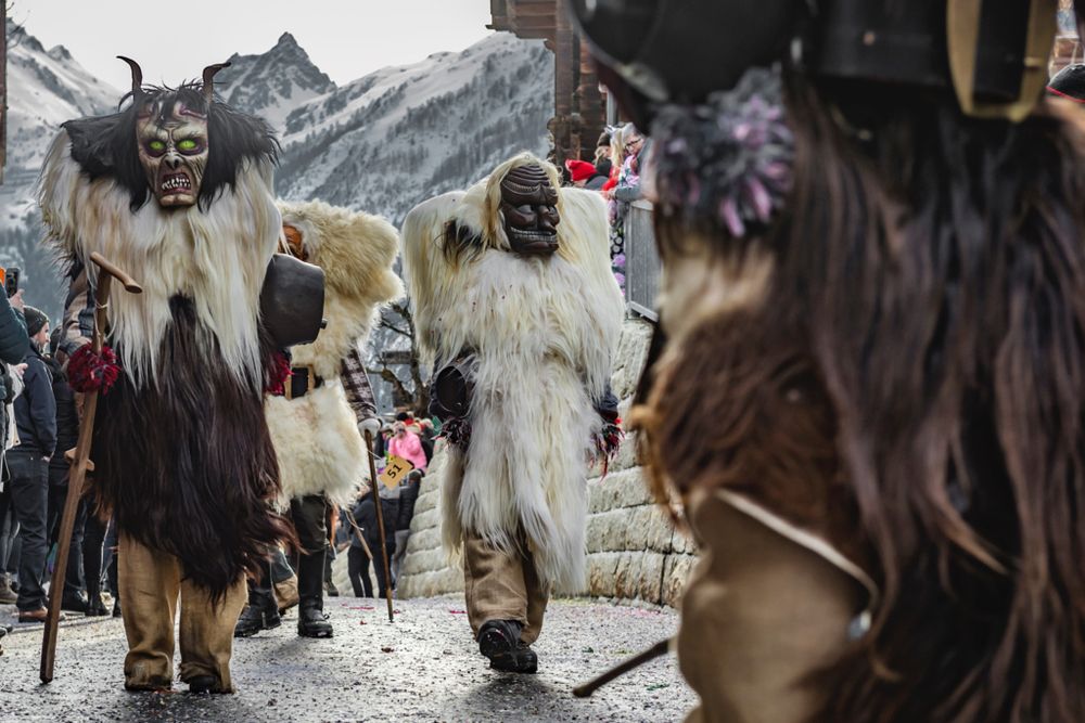 Die Tschäggättä mit ihren furchteinflössenden Kostümen und Masken im Lötschental (Bild: Lötschental Marketing AG)