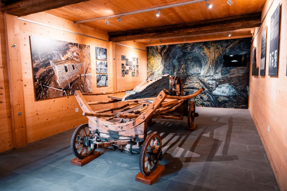 Ausstellungsraum mit Bildern und Wagen (Bild: Bergbau-Museum Innerferrera)