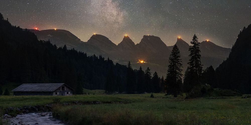 Feuer leuchten von den Gipfeln der Churfirsten (Bild: Toggenburg Tourismus)