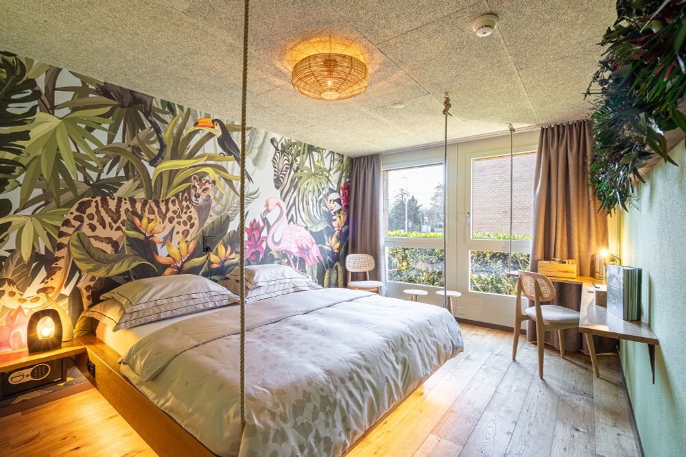 Raum "Jungle Serenity" mit Dschungel-Tapete und vertikalem Garten. (Bild: MAMO Photography)