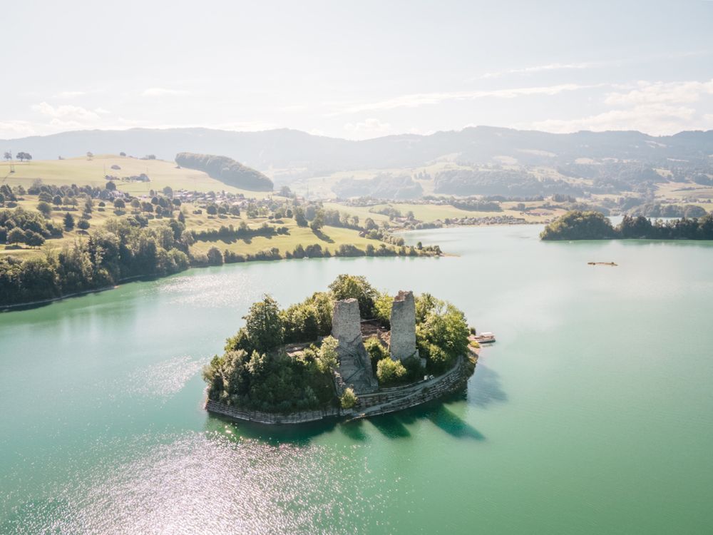 Die Île d’Ogoz im Sommer: Eine kleine Insel mit Burgruinen im Greyerzersee im Kanton Freiburg (Bild: Pascal Gertschen)