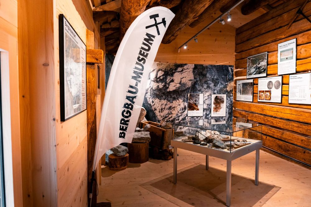 Ausstellungsraum mit Bildern und Erzproben (Bild: Bergbau-Museum Innerferrera)