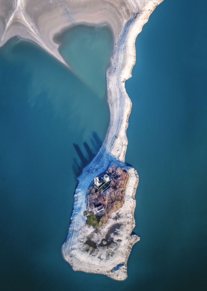 Die Île d’Ogoz im Frühling aus der Vogelperspektive: Ein Wall aus Kies verbindet die Insel bei niedrigem Wasserstand mit dem Festland (Bild: 
Fribourg Region/Laurent Sciboz)