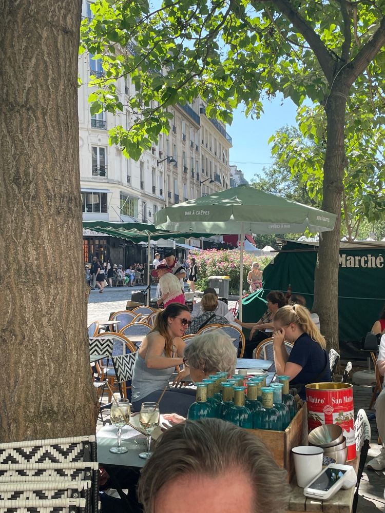 Outdoor musicians at a cafe  
