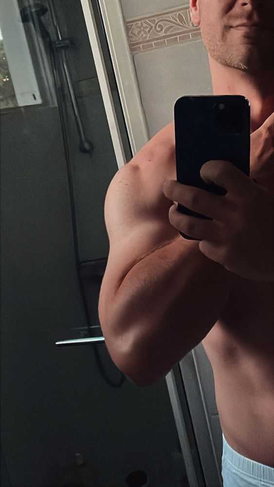 Épaule devant le miroir