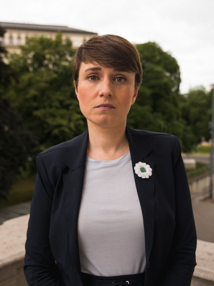 Sigi Maurer mit der Blume von Srebrenica am Revers. 