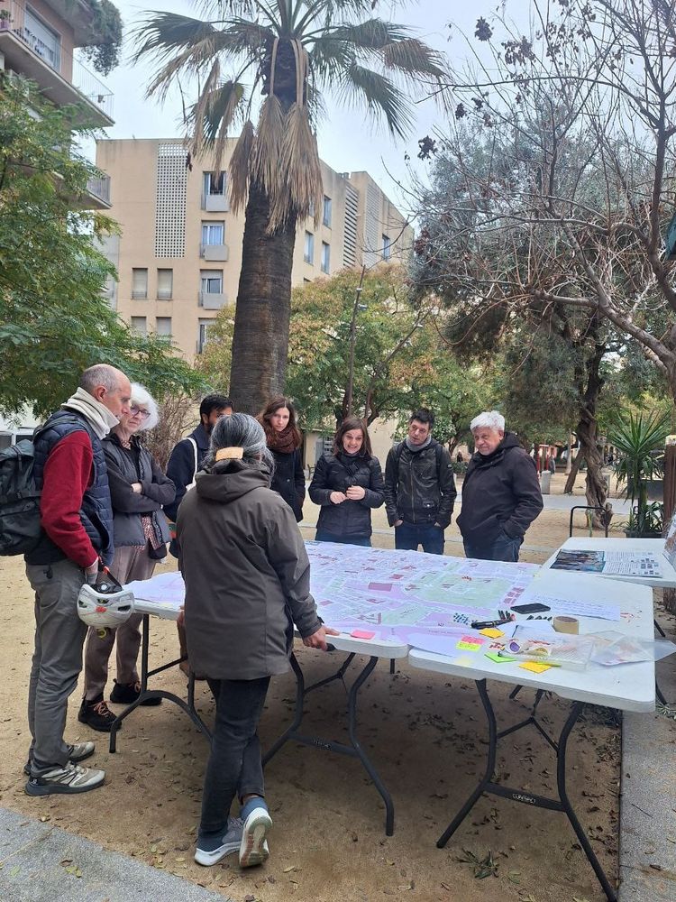 Foto amb persones diverses al voltant d'un mapa al parc del pou de la Fguera