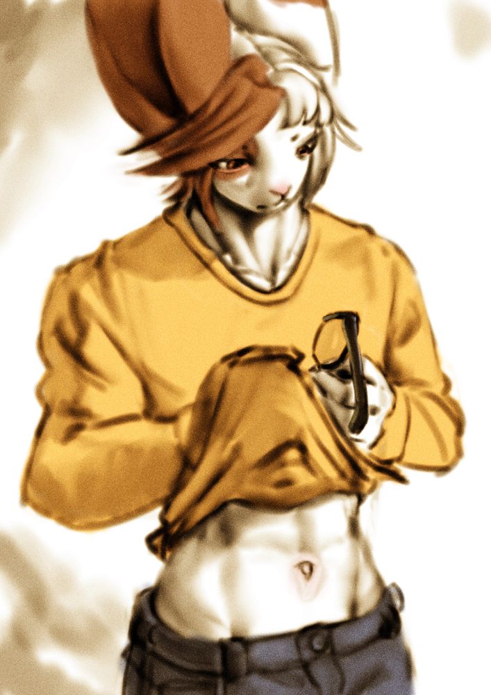 Personagem antropomórfico com características de coelho limpando a lente do óculos com o suéter, de cor amarela e mostrando a barriga. 
Possui cabelos lisos levemente espetados, uma mancha marrom no olho direito que se expande para a mecha do cabelo e a orelha,  usa uma calça cinza e possui um corpo considerável atlético.