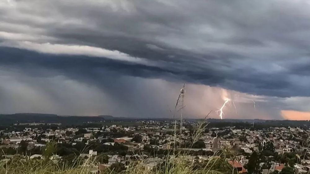 Frente fria sob fumaça chegará com céu escuro, chuva preta e até granizo