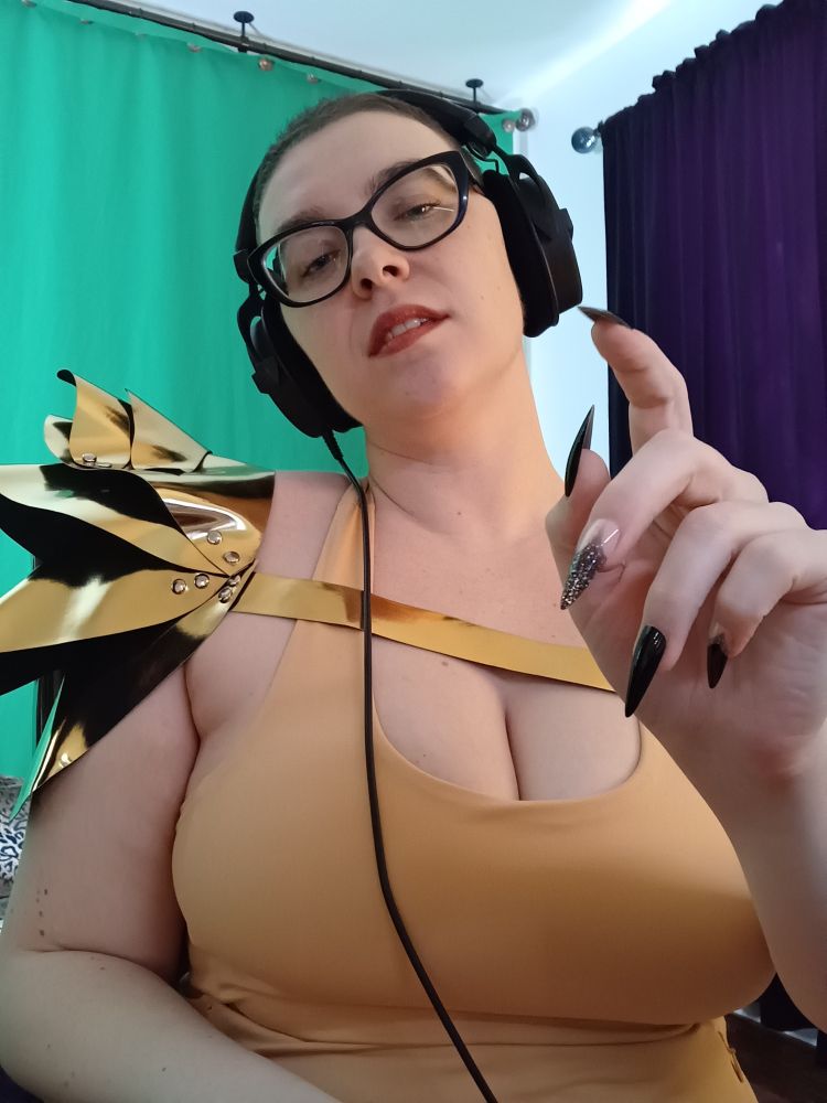Jane in good armor and a gold dress