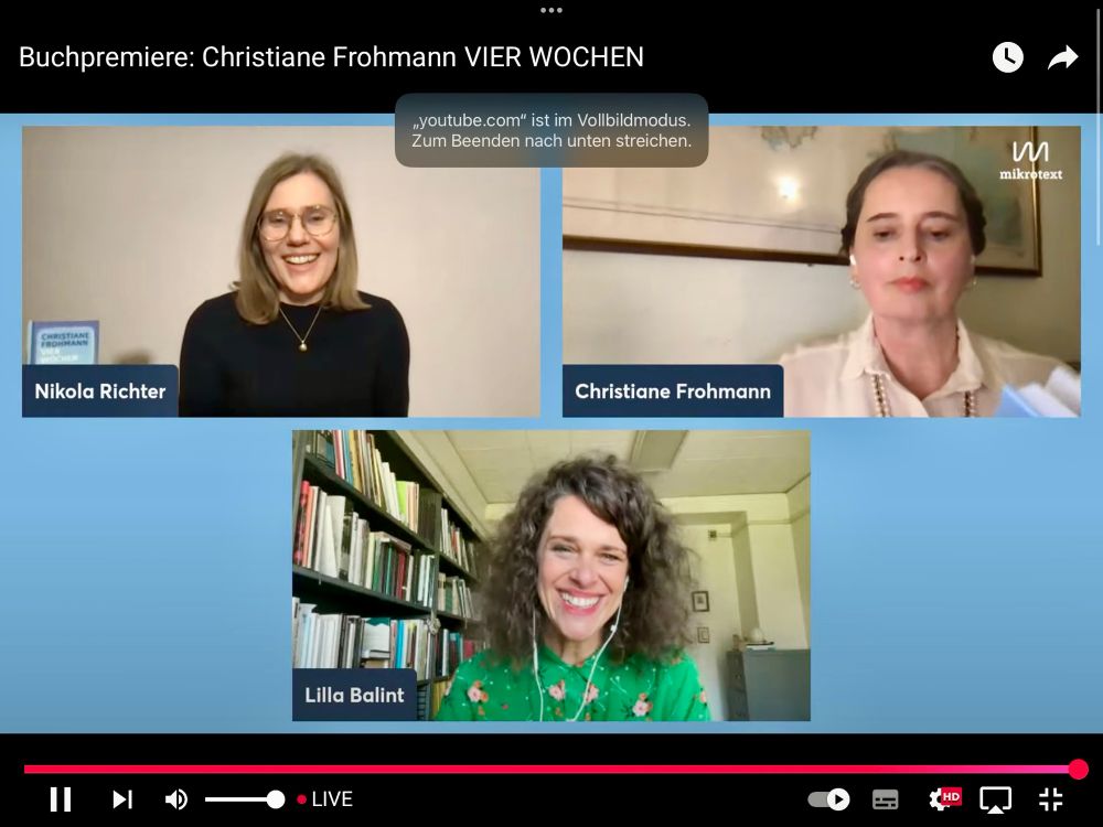 Screenshot aus dem livestream zur Premiere von Christiane Frohmanns ‚Vier Wochen‘ mit Lilla Balint mit offenen Locken in grünem gemusterten Oberteil
