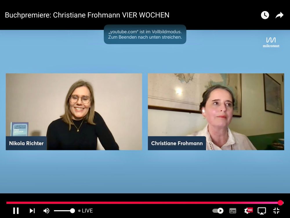 Screenshot aus dem livestream zur Premiere von Christiane Frohmanns ‚Vier Wochen‘, rechts die Autorin mit zusammengenommenem Haar in heller Bluse, links die mikrotext-Verlegerin Nikola Richter mit halblangem Haar im dunklen Oberteil. 