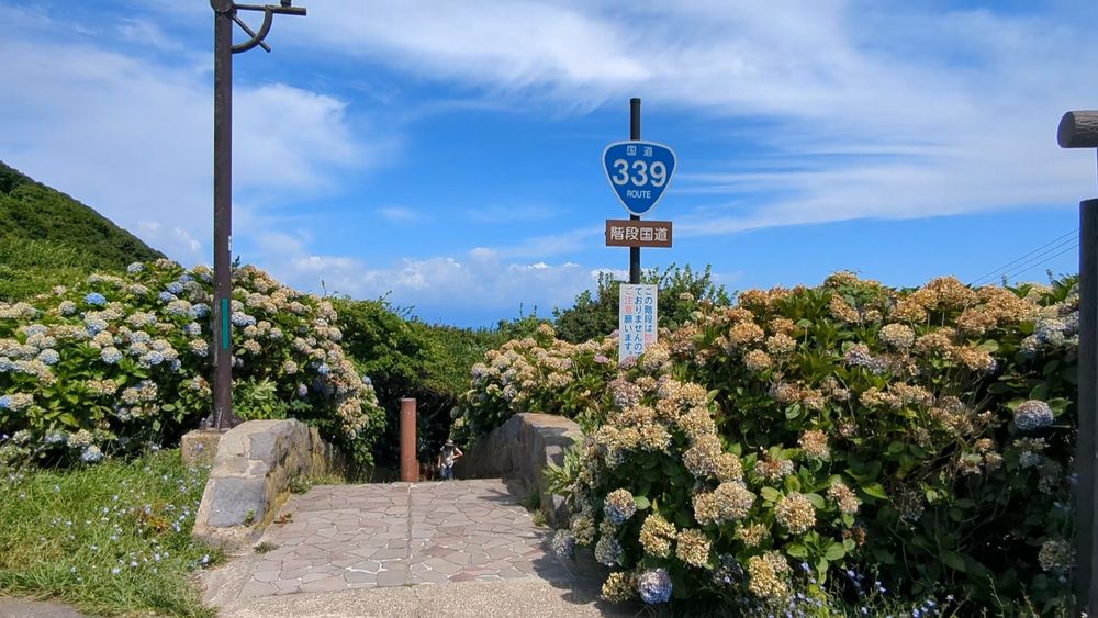 階段国道として有名な国道339号の階段の上端側
それぞれの端からは車で走行可能な国道339号が延びている

竜飛崎にて