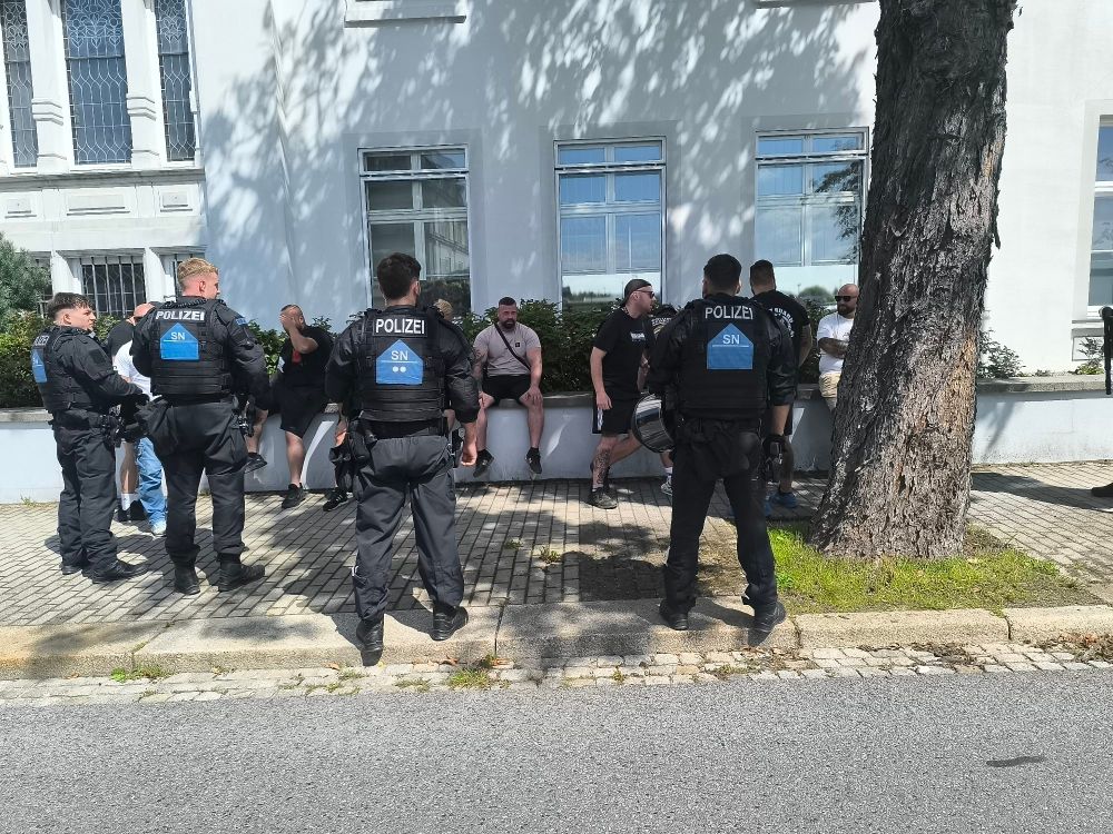 Mehrere Rechte sind, von der Polizei umstellt, in einer Maßnahme