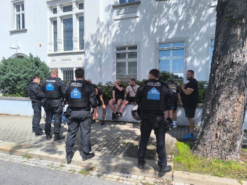 Mehrere Rechte sind, von der Polizei umstellt, in einer Maßnahme