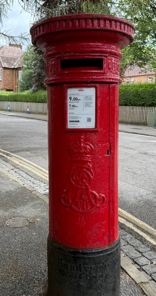 Red pillar box with cypher of Edward VII.