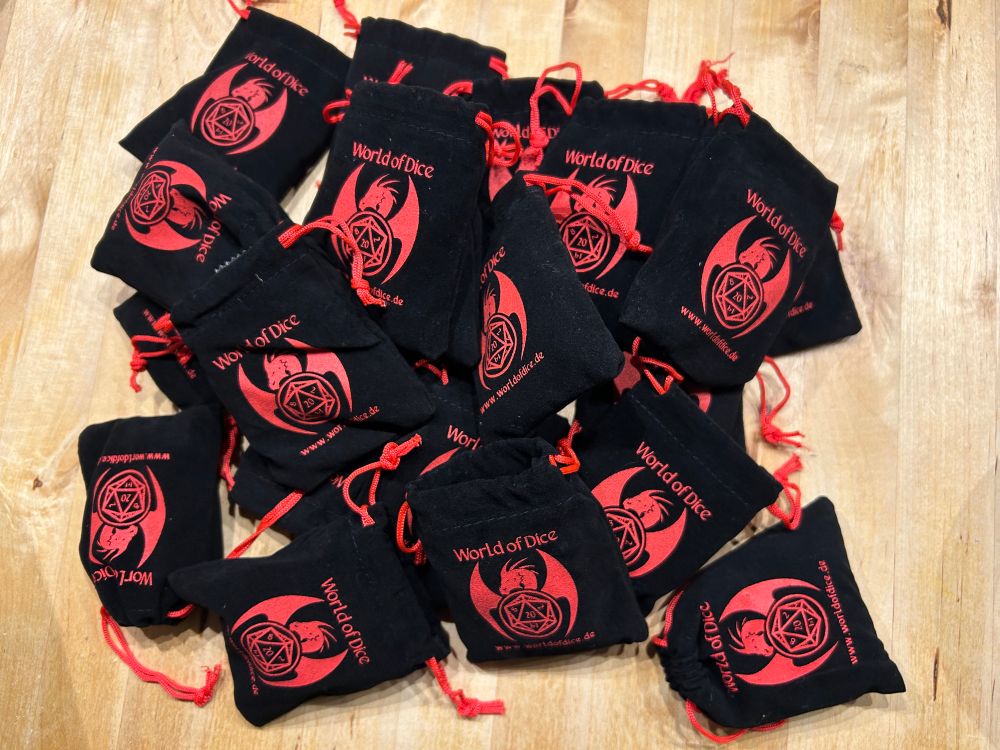 Ein Haufen schwarzer Würfelbeutelchen von World of Dice.
