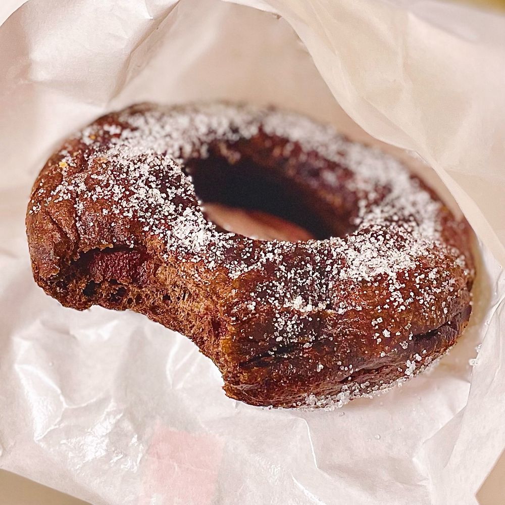 セブンイレブンのチョコレートドーナツの写真。表面にグラニュー糖をまぶしています。