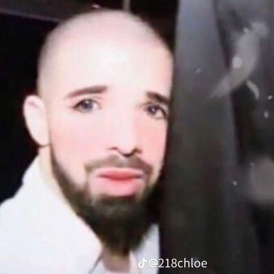 essa imagem é a junção de feições do cantor canadense DRAKE e a cantora estadunidense ARIANA GRANDE. A imagem dessa mistureba é assim: é a figura de um homem branco, careca e feio, orelhas redondas, ele tem os olhos chorões da ariana grande, sobrancelha grossa, o nariz achatado do drake, boca carnuda e cavanhaque de pelo escuro. a graça da imagem é ele ser bem feio