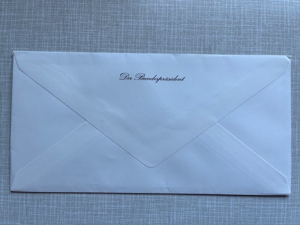 Auf der Rückseite eines Briefumschlags ist gedruckt „Der Bundespräsident“.