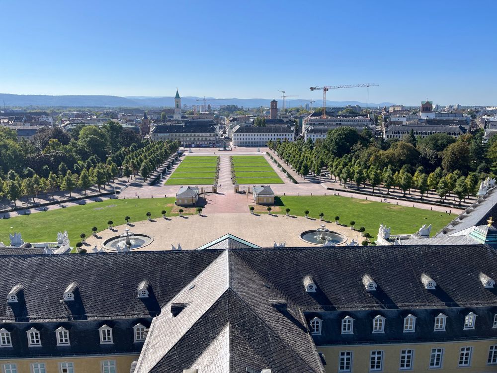 Blick vom Schlossturm des Karlsruher Schlosses Richtung Süden auf den Schlossplatz und die Via Triumphalis zum Marktplatz hin.