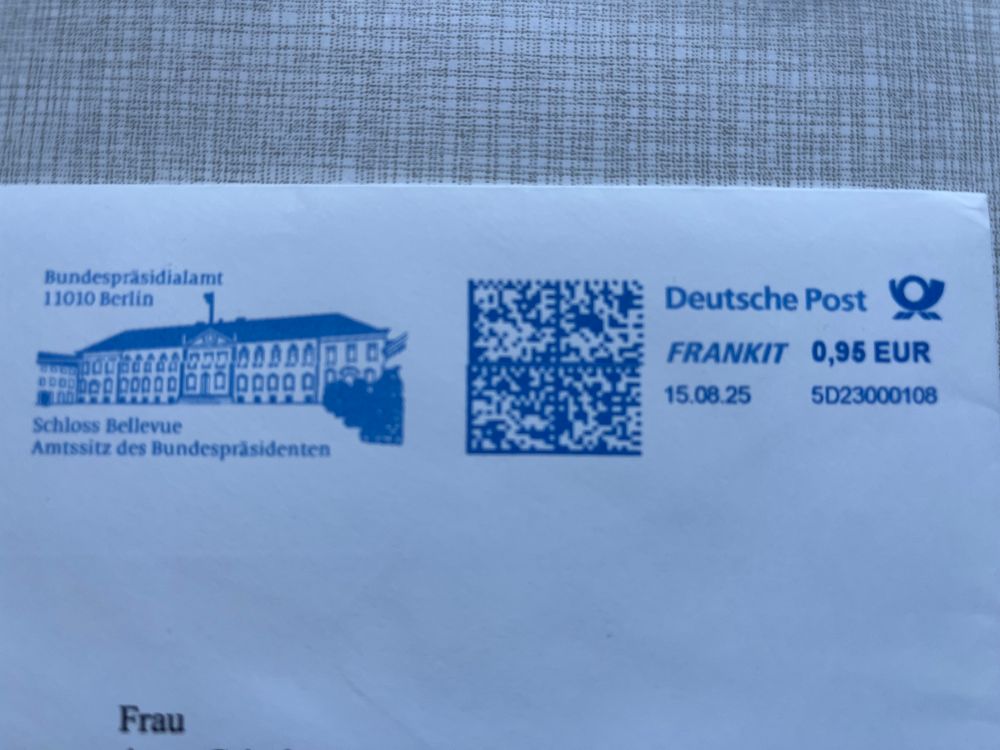 Auf der Vorderseite eines Briefumschlags ist ein Stempel mit dem Text „Bundespräsidialamt
11010 Berlin
Schloss Bellevue
Amtssitz des Bundespräsidenten“ sowie einer gedruckten Frankierung. Ganz unten ist von der Empfängeradresse die Anrede „Frau“ zu sehen.