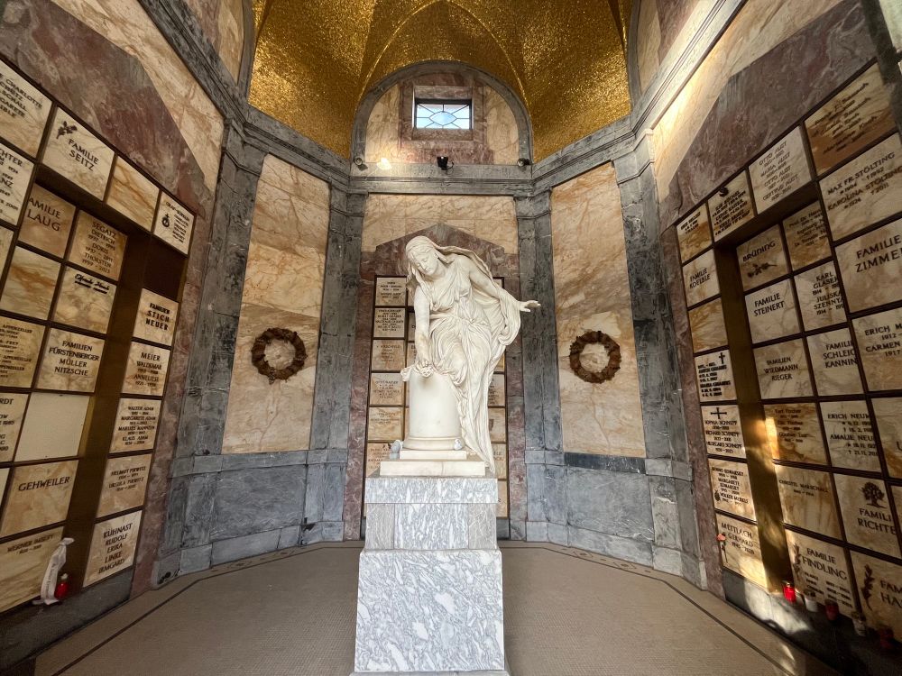 Im Andachtsraum des Mausoleums: Hohe Kuppel, weibliche Statue in der Mitte, Kolumbarien an drei Seiten des quadratischen Raums