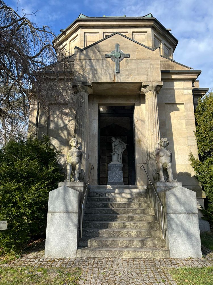Einige Stufen führen hoch in den Andachtsraum des Mausoleums