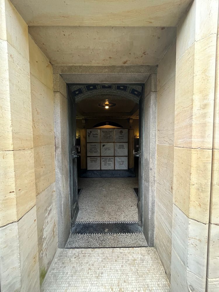 Schmaler Zugang zur Gruft im Mausoleum unter dem Andachtsraum