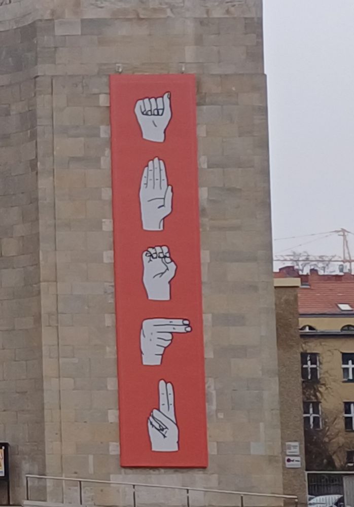 tohuwabohu: Banner mit Fingeralphabet an der Berliner Volksbühne.
