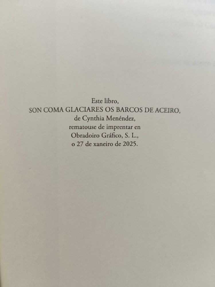 Este libro, Son coma glaciares os barcos de aceiro, de Cynthia Menéndez rematouse de imprentar en Obradoiro Gráfico, S.L., o 27 de xaneiro de 2025.