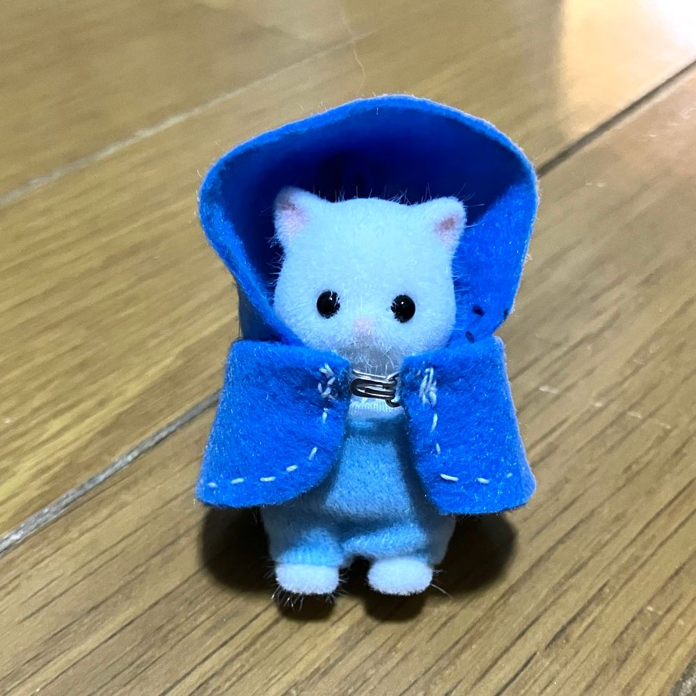 手作りのフード付きケープを着てるシルバニアファミリーの猫の赤ちゃん