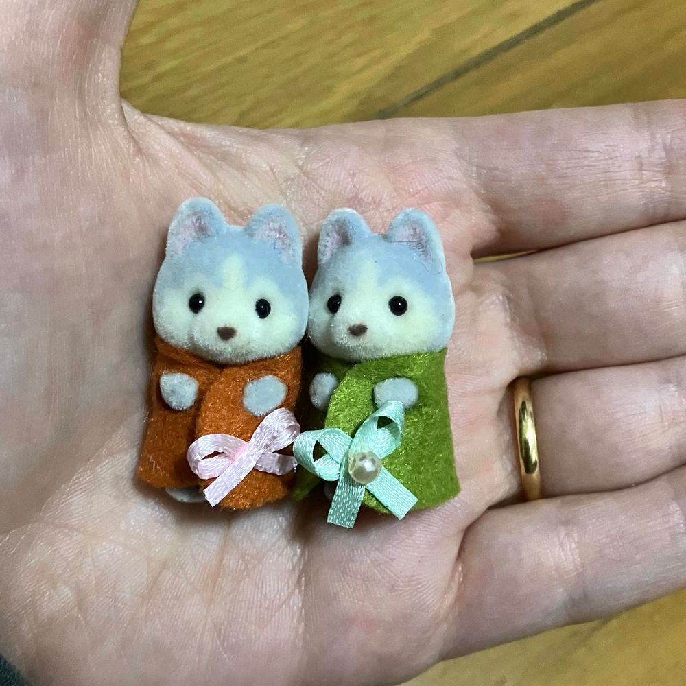 手作りのリボン付きの服を着てるシルバニアファミリーのちっちゃい赤ちゃんのハスキー2匹