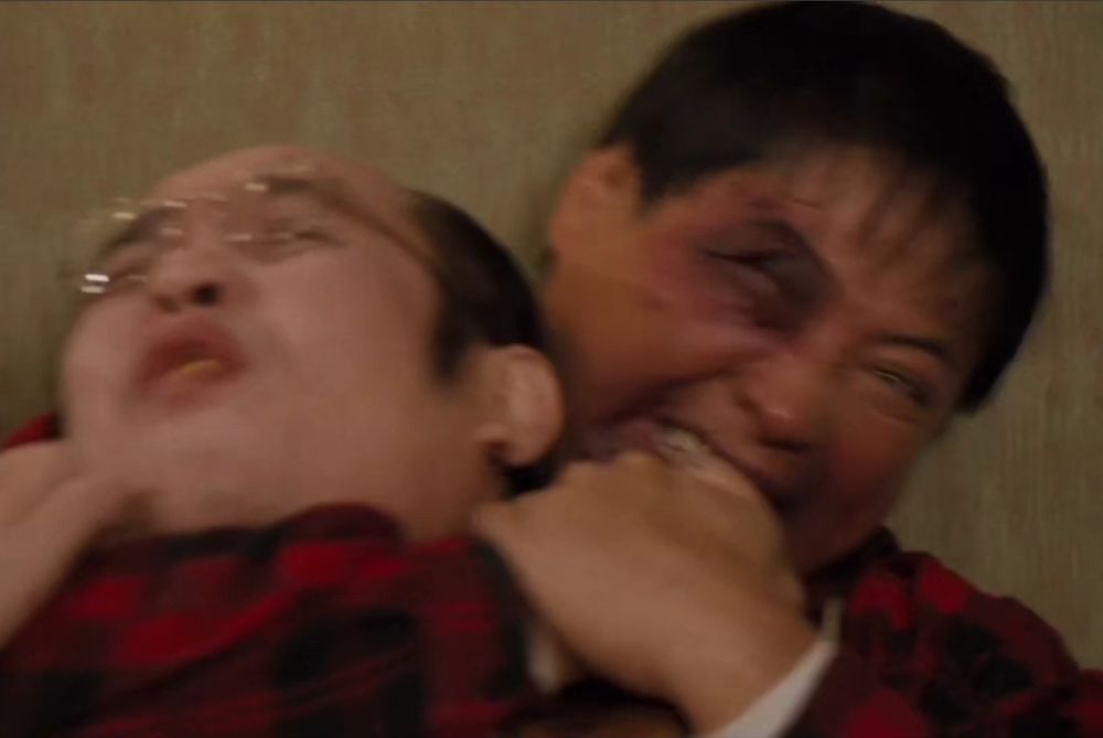 Sammo Hung as Lo Tung in Pedicab Driver choking out John Shum as Master 5.